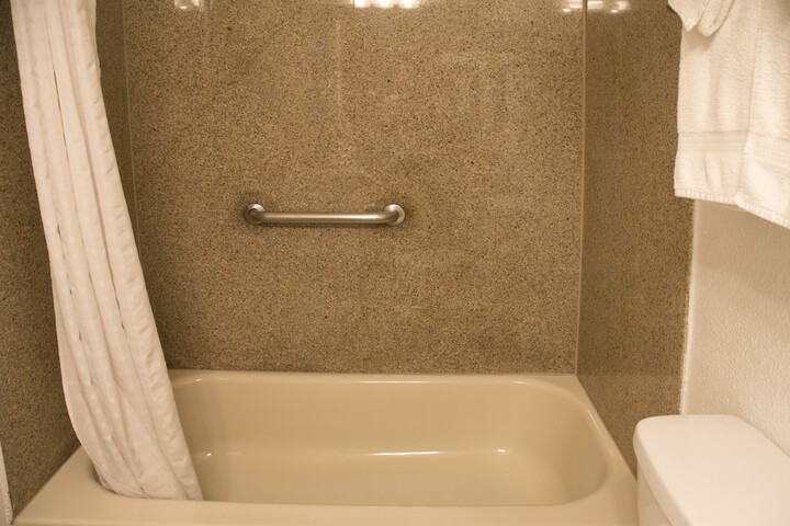 Deep soaking bathtub