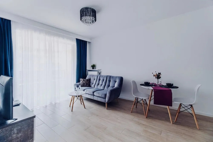 Room 4 of 18