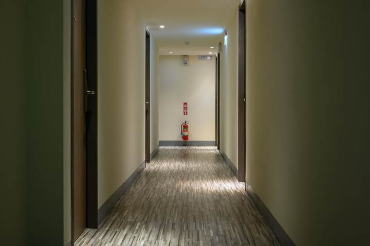 Ballroom/Hall 27 of 31