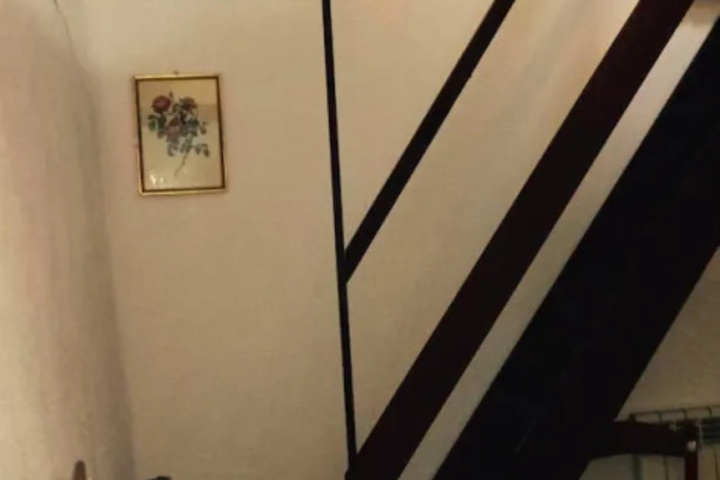 Room 6 of 10