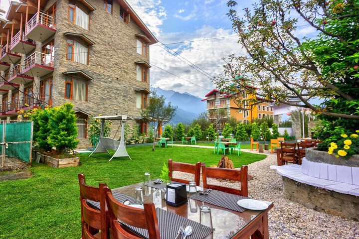 Hotel Exterior 46 of 63