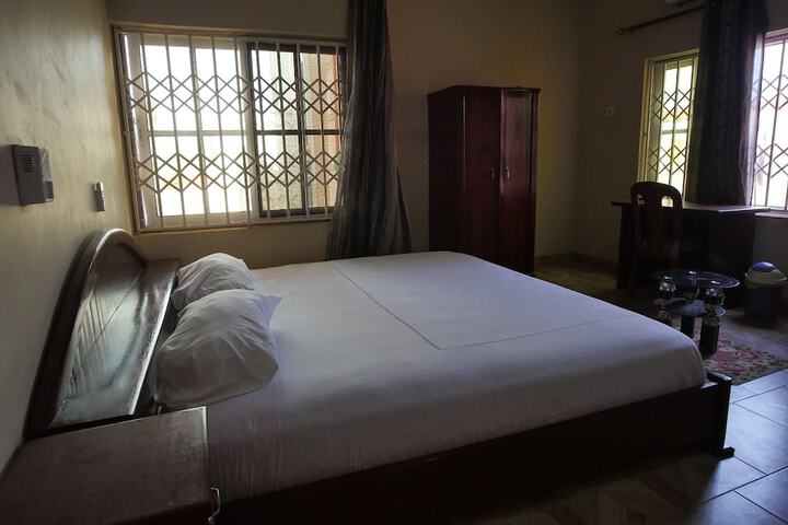 Room 6 of 10