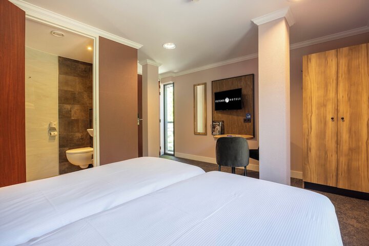 Room 15 of 42