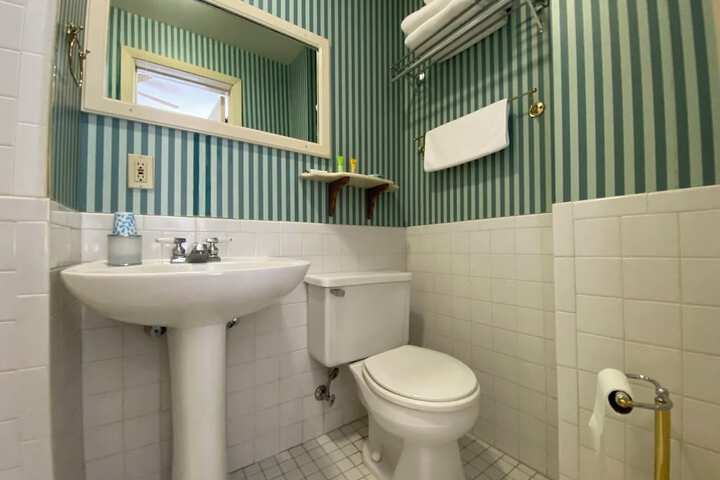 Basic Room 1 Double Bed Bathtub (8 of 10)