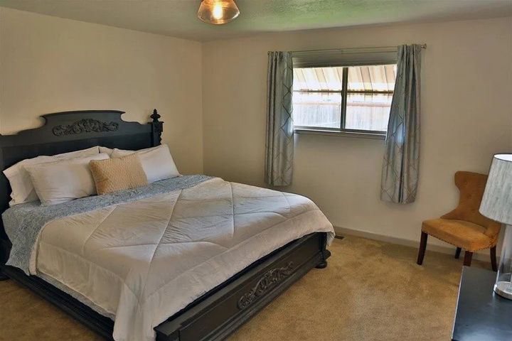 Room 2 of 10