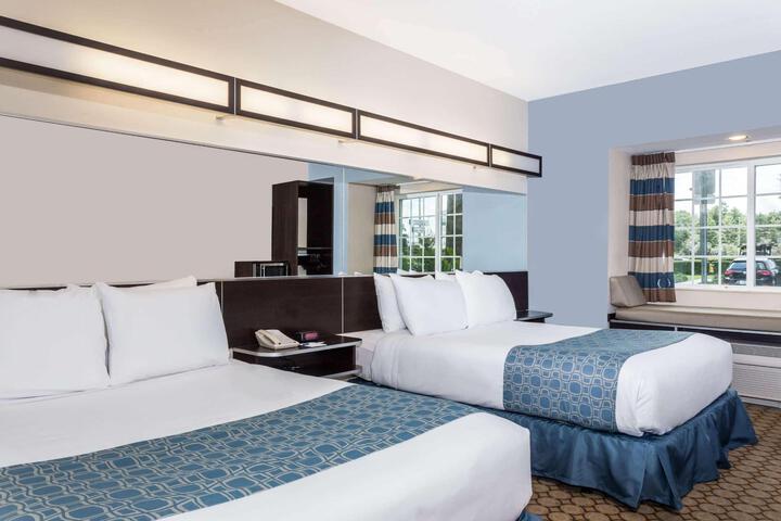 1 Queen Bed Accessible Room (2 of 21)