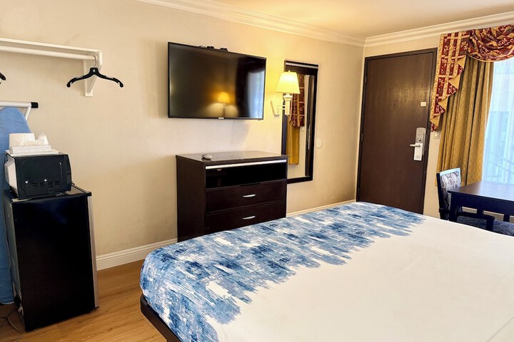 Room 6 of 19