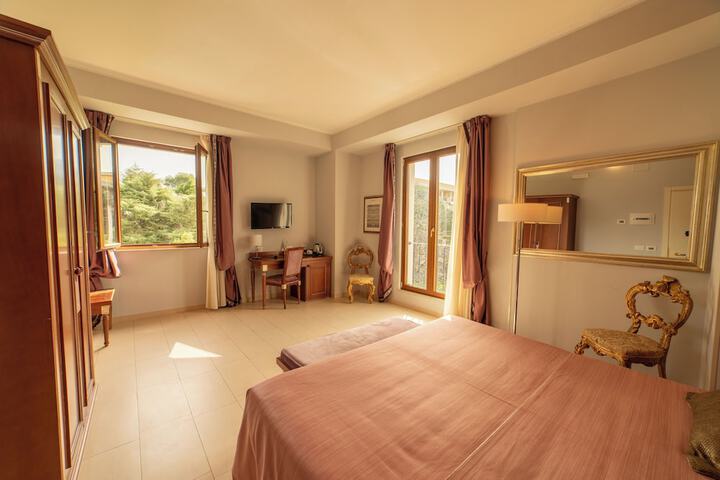 Room 28 of 104