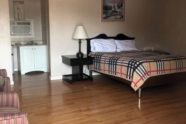Deluxe Single Queen Bed (48 of 50)