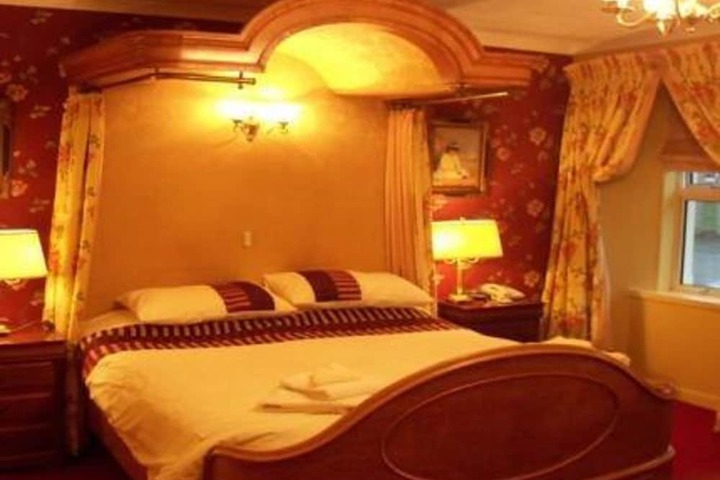 Room 5 of 18