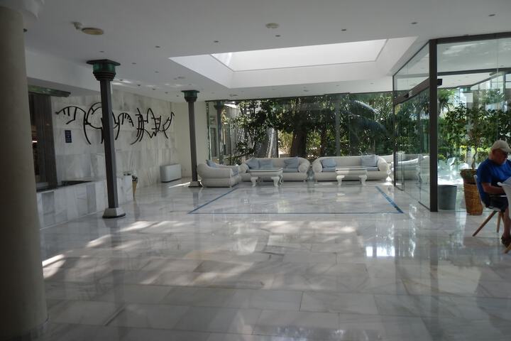 Entrance & Lobby