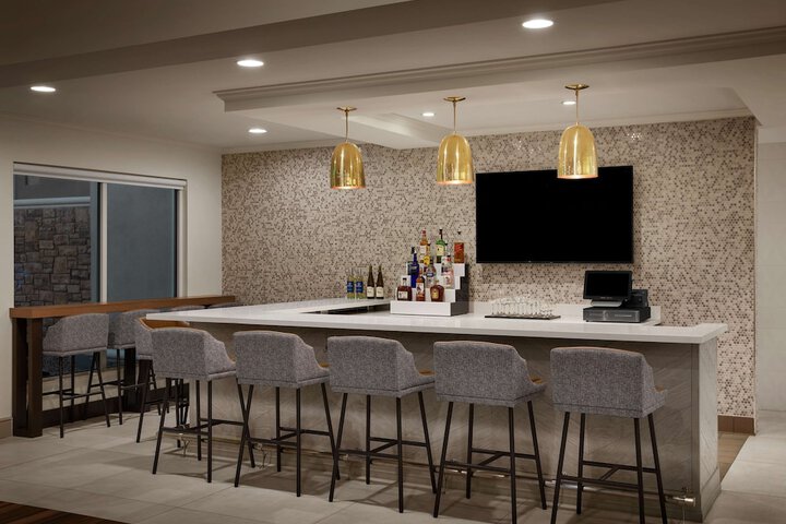 Lounge 26 of 32