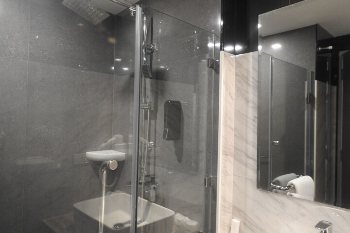 Room 12 of 27