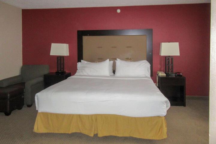 1 King Bed (2 of 4)