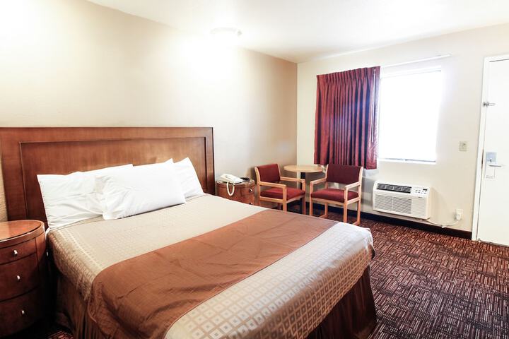 1 Queen Bed (10 of 16)