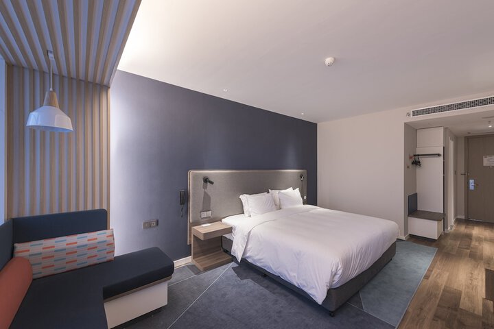 Room 8 of 33