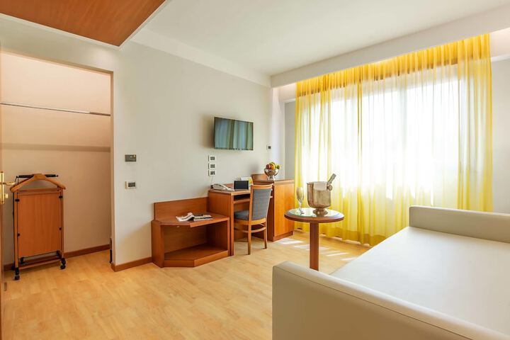 Room 90 of 173