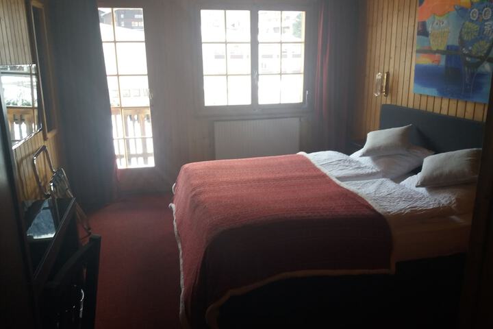 Room 3 of 32