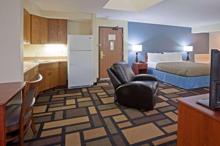 1 King Bed (2 of 14)