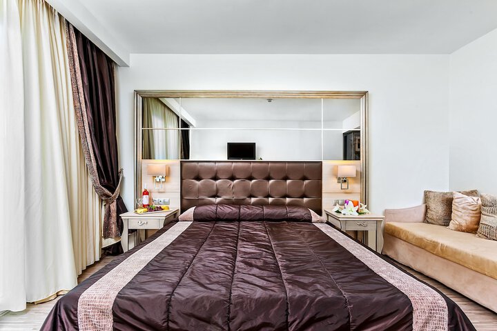 Room 12 of 90