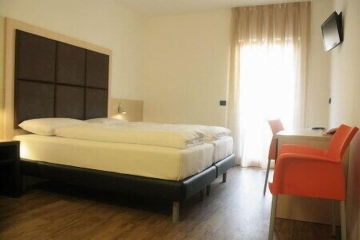Room 9 of 34