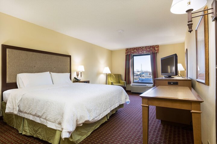 1 King Bed (16 of 17)