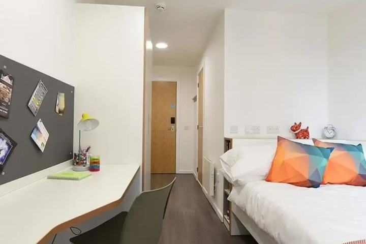 Room 4 of 13