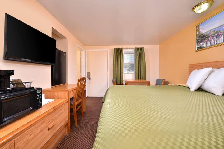 1 King Bed (16 of 18)