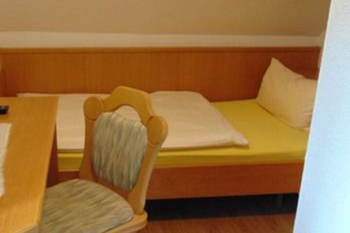 Room 8 of 25
