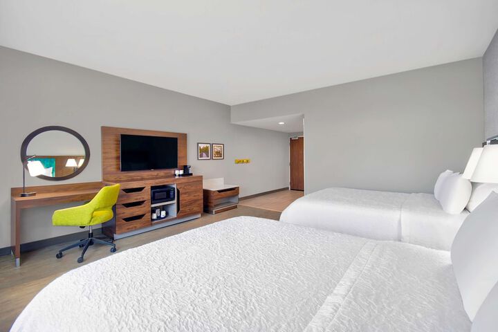 2 Queen Beds (1 of 9)