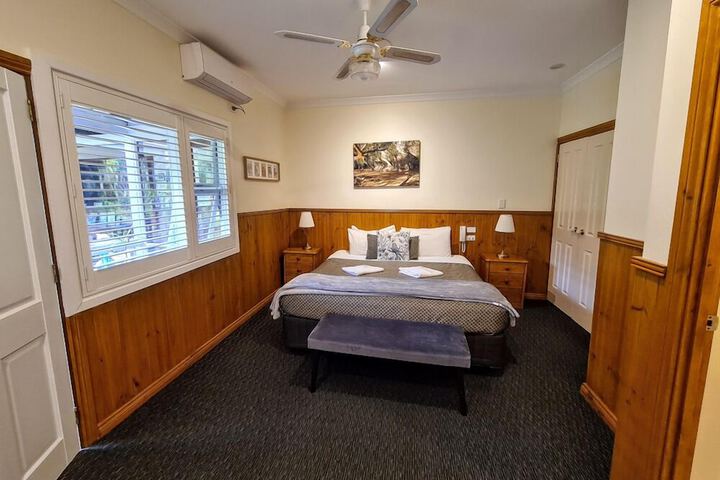 Room 12 of 233
