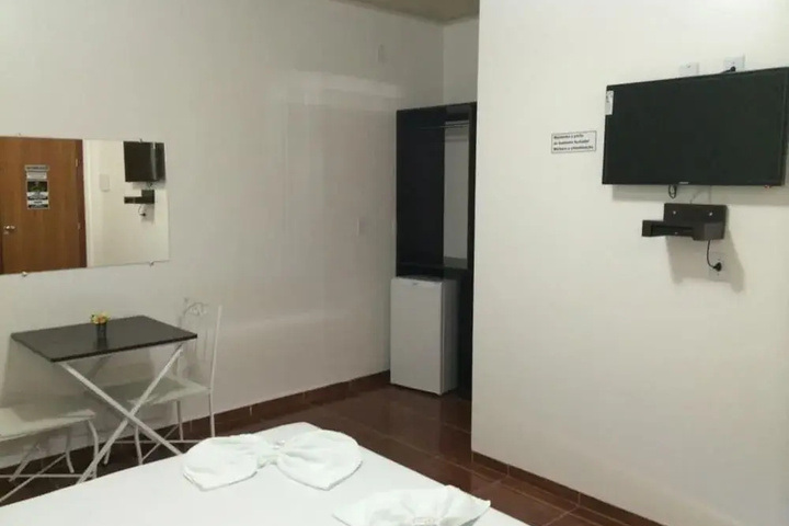 Room 4 of 8