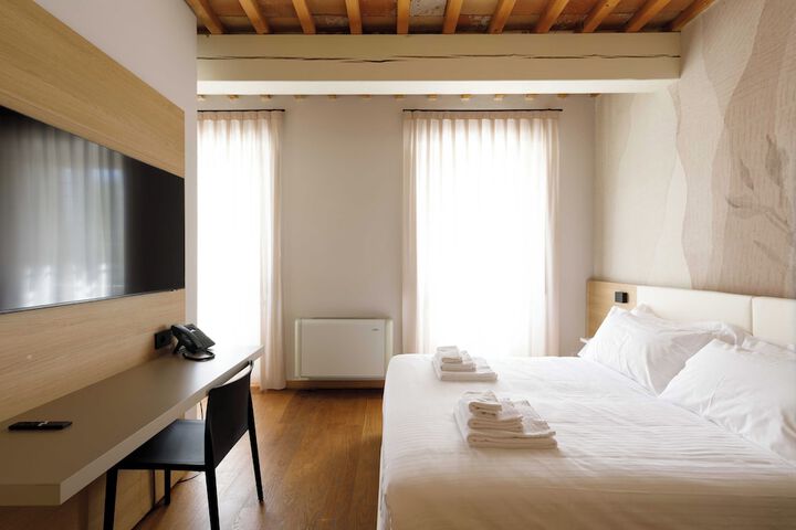 Room 5 of 89