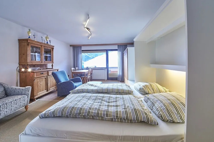 Room 4 of 16