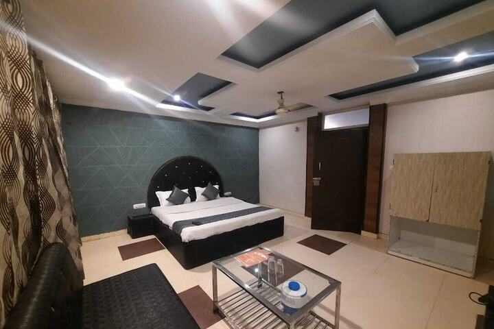 Room 6 of 8