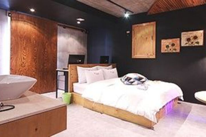 Room 7 of 19