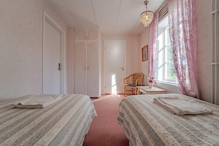 Room 51 of 148