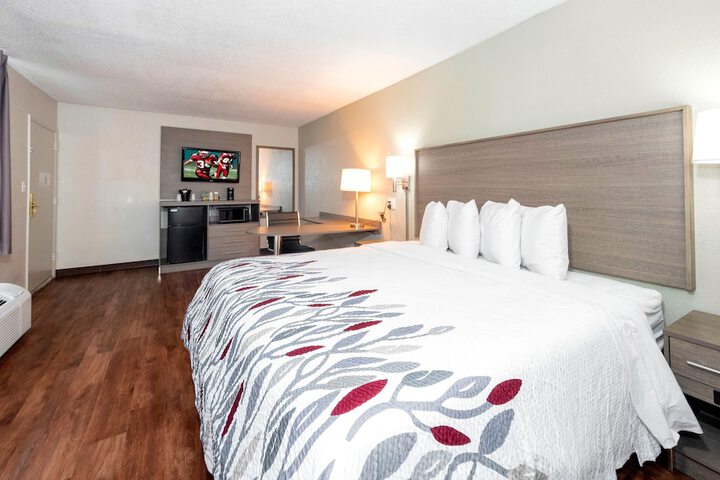 Deluxe King Room (11 of 24)