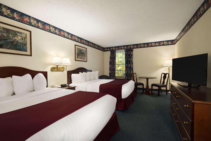 2 Queen Beds (1 of 7)