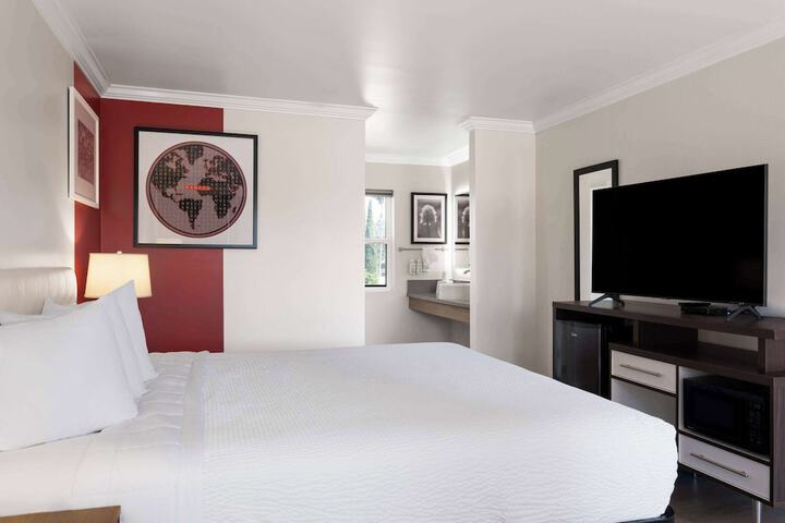 1 King Bed (3 of 18)