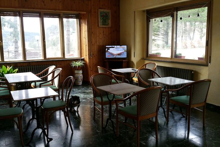 Lounge 23 of 42