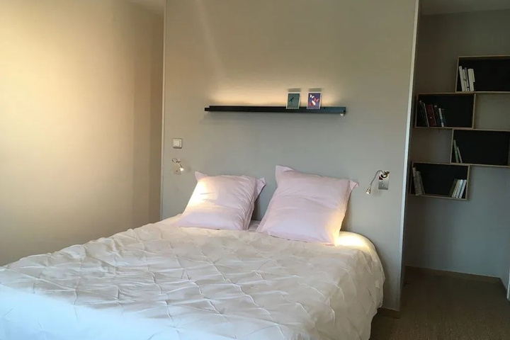 Room 2 of 33