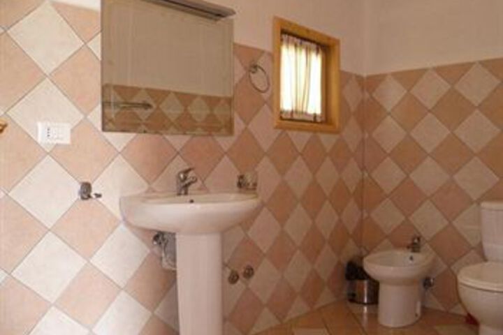 Room 3 of 28