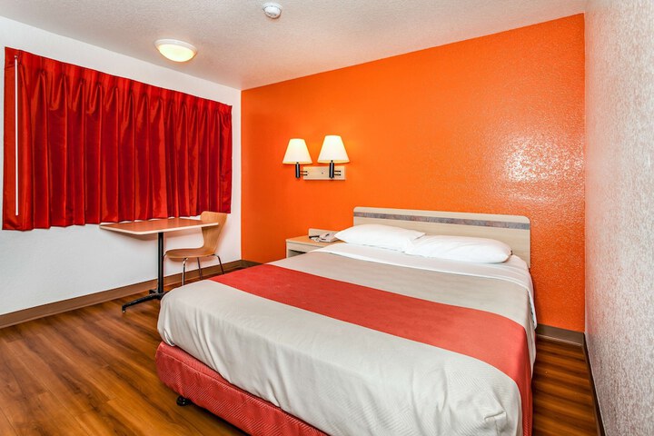 1 Queen Bed (8 of 11)