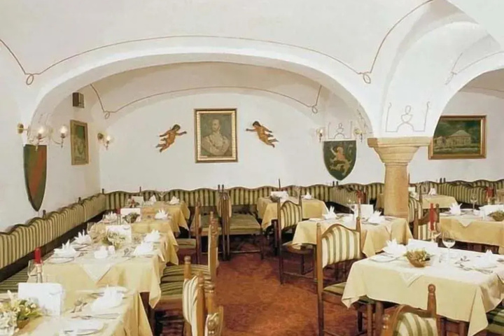 Dining 2 of 4