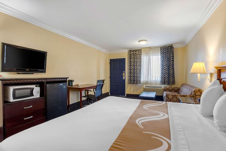 1 King Bed (10 of 12)