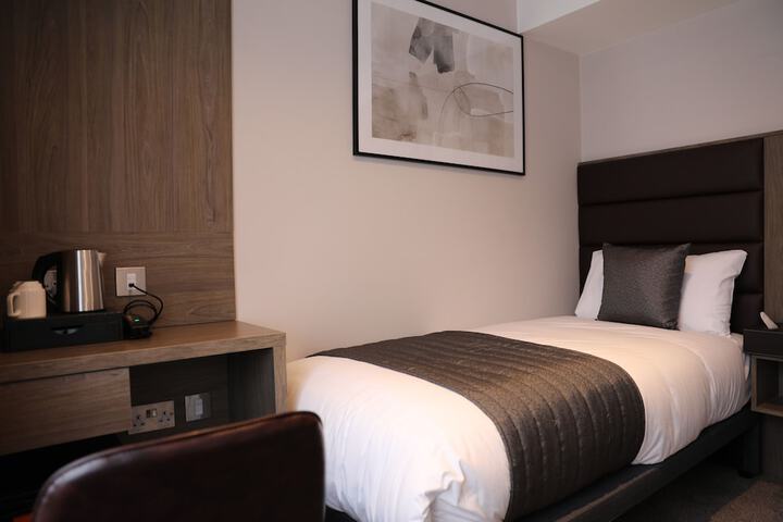 Room 33 of 76