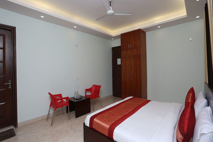 Room 13 of 16