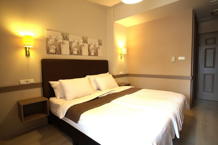 Room 4 of 13