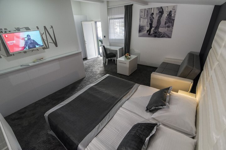 Room 27 of 60